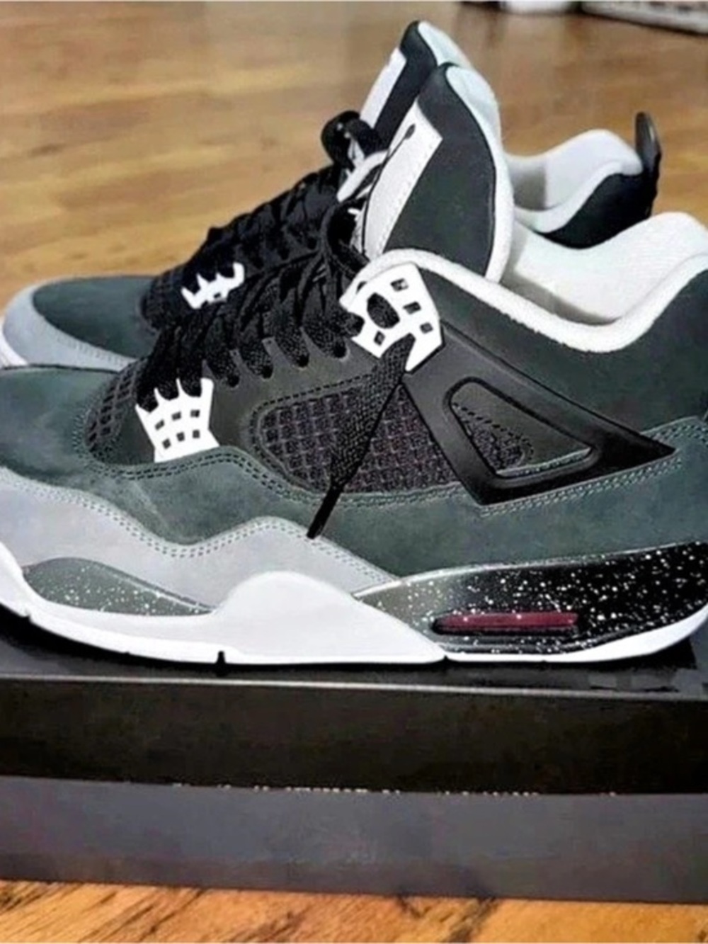 Men’s Air Jordan 4 Retro
Sneakers Black & Gray US 10.5